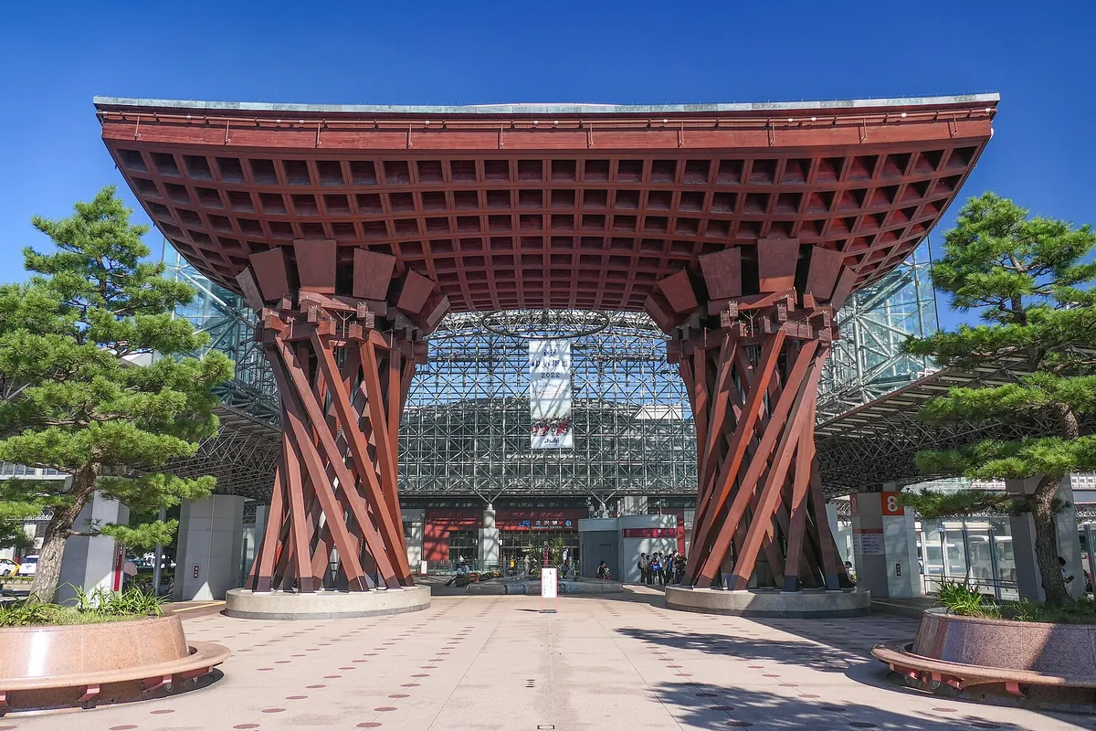 金沢駅兼六園口に立つ木製の大きな鼓門と、その奥にあるガラス張りのもてなしドームの写真