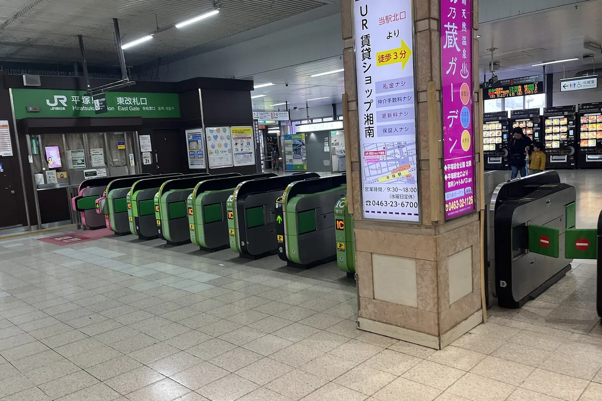 JR東日本の駅構内で「東改札口」と案内のある緑色の自動改札機が並ぶ様子の写真