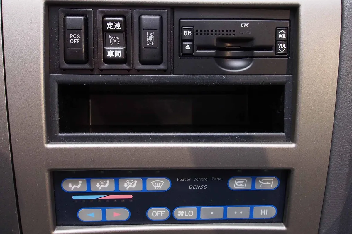 車のダッシュボードに設置されたETC車載器とカード挿入口を正面から写した写真