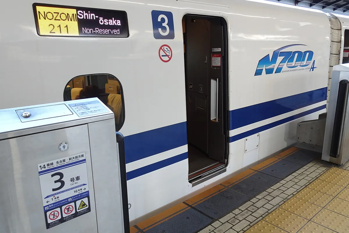 東京駅の新幹線ホームで、「NOZOMI Shin-ōsaka」の行き先表示とN700Aの車体、14番線の案内板が写る写真