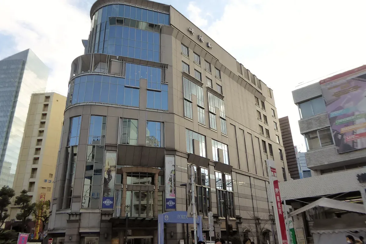 横浜駅東口にある崎陽軒本店のビルの外観を見上げた写真