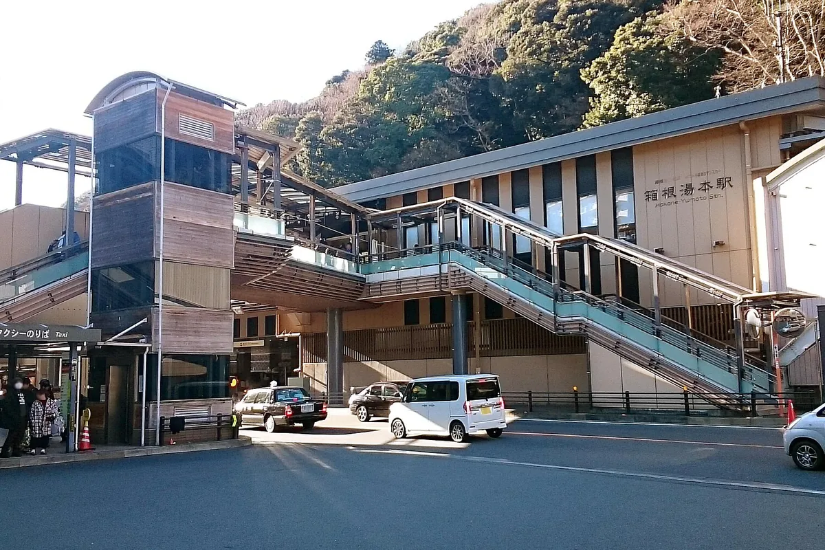 「箱根湯本駅」と表示された駅舎の前にタクシーなどの車が停まっている様子の写真