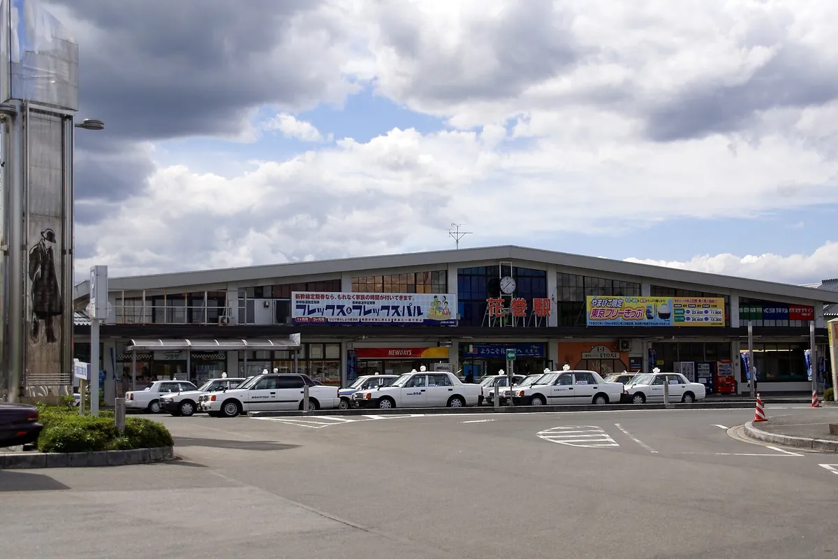 「花巻駅」の看板が掲げられた駅舎前にタクシーが並んで停車している様子の写真