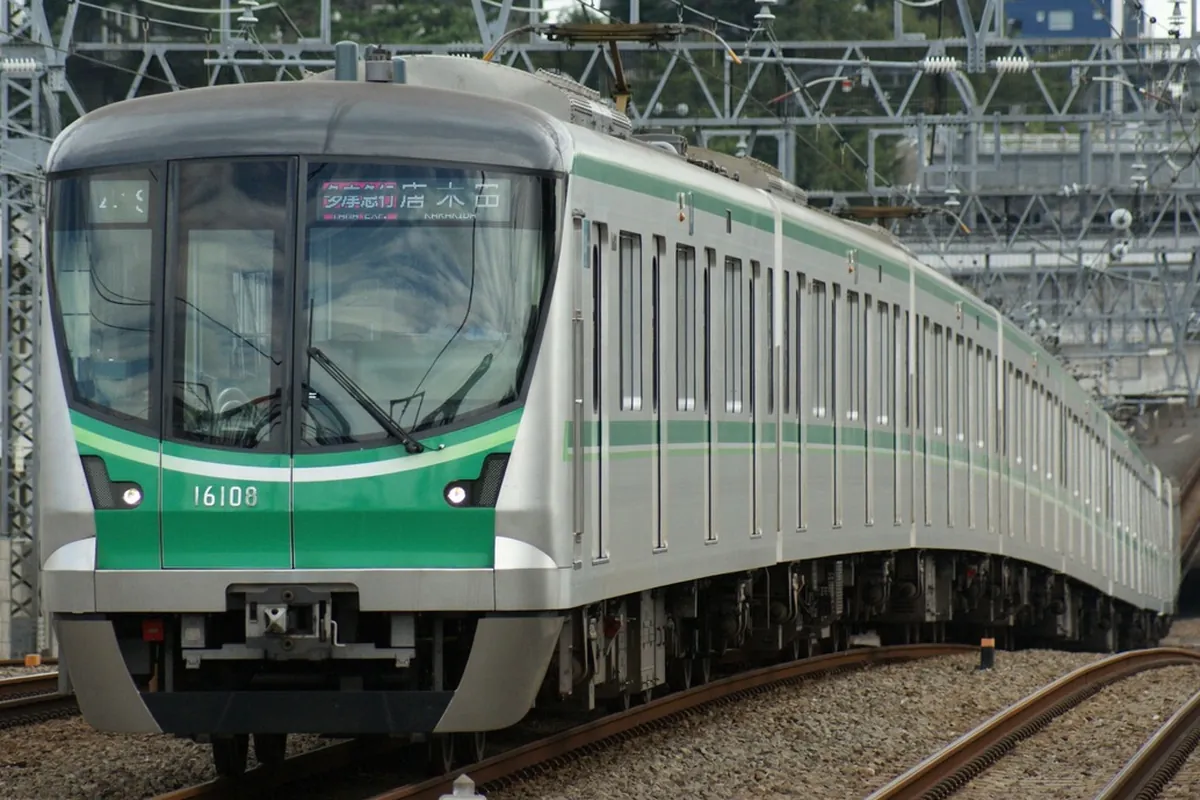 緑色のラインが入った東京メトロの車両が「16108」の表示をつけて線路を走る様子の写真。