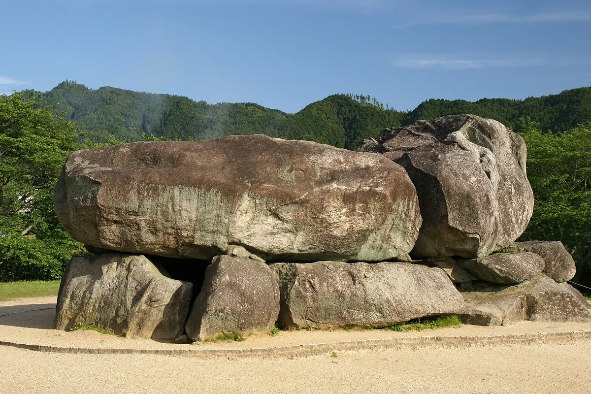 奈良県明日香村にある石舞台古墳の、巨大な石を組み上げた古墳の外観の写真