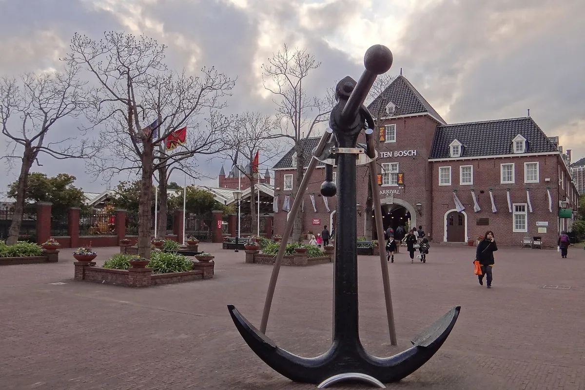 ハウステンボスの入場ゲート前の広場で、「ARRIVAL」の看板がある建物の手前に大きな錨のオブジェが置かれている写真
