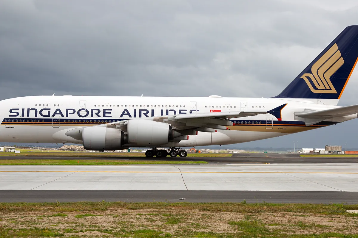 滑走路でシンガポール航空のエアバスA380が停止している様子を横から写した写真