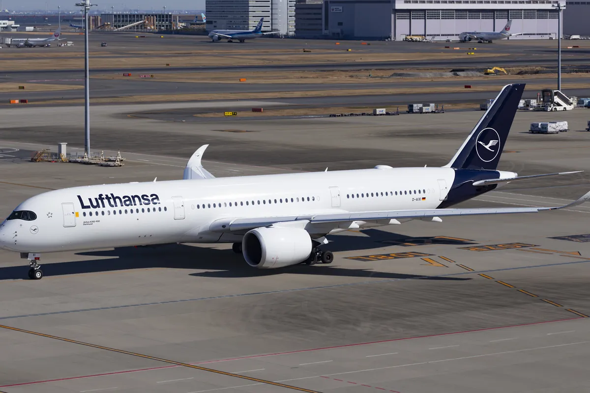 空港の駐機場をルフトハンザのエアバスA350が走行する様子を横から写した写真