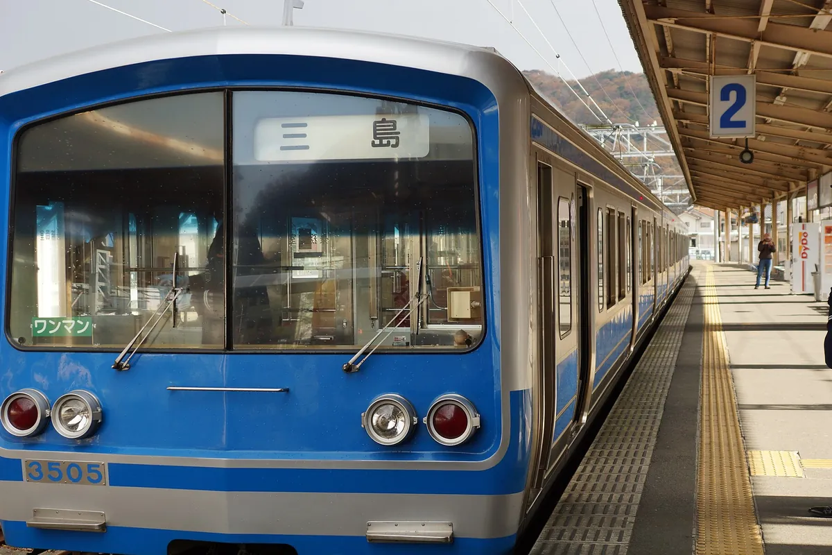 伊豆箱根鉄道駿豆線のブルーの車両「3505」が三島行きの表示を出してホームに停車している写真