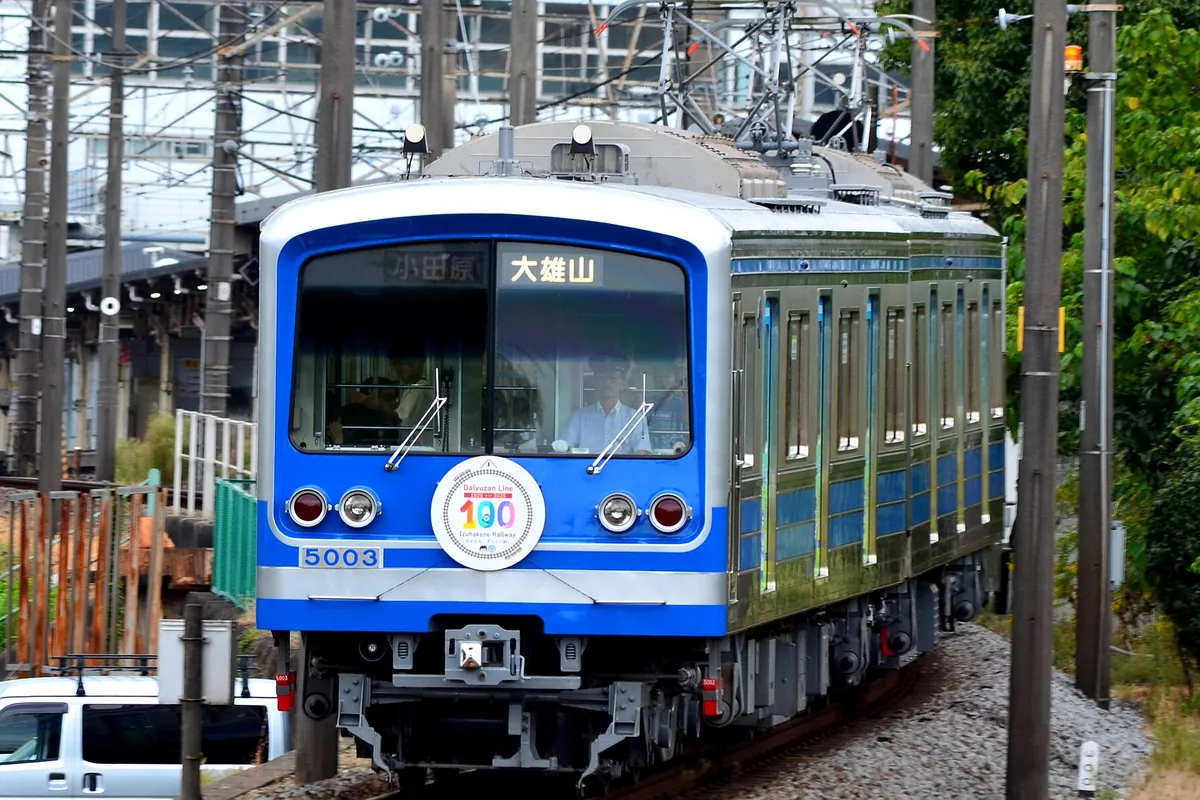 小田原行きと大雄山行きの表示を出した伊豆箱根鉄道大雄山線の電車が線路を走る写真