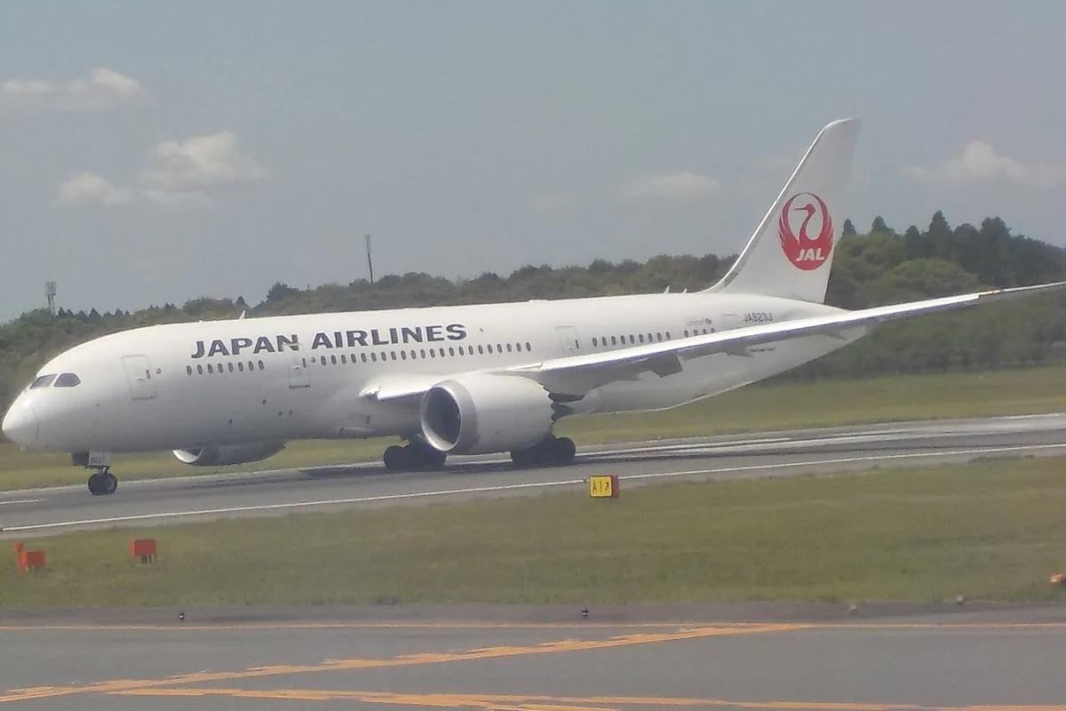 JALのロゴが入ったボーイング787型機が滑走路上で駐機している様子の写真