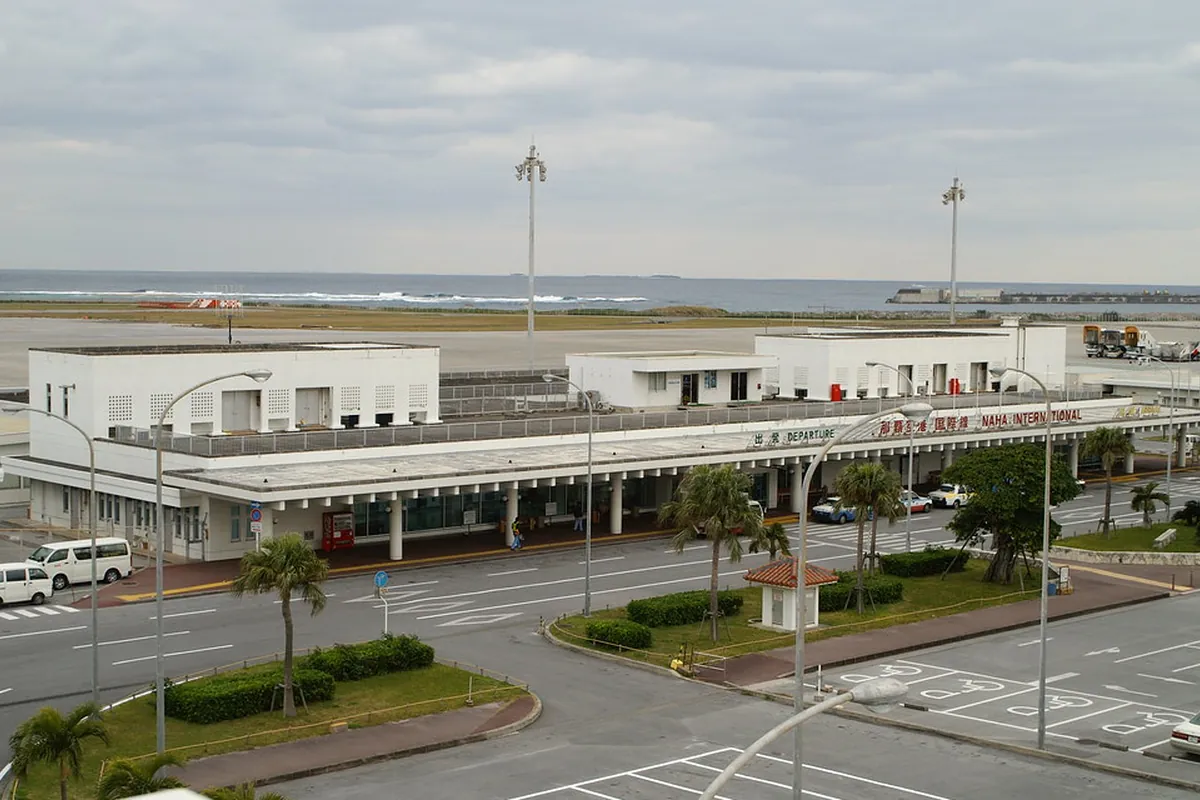 那覇空港の「NAHA INTERNATIONAL」と書かれたターミナルビルの出発口付近を外から見た様子の写真