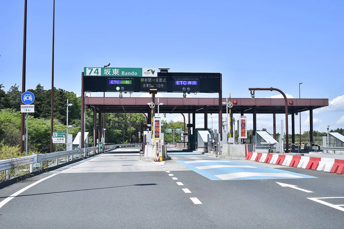 圏央道坂東ICの料金所で「74 坂東 Bando」の標識とETCレーンの表示が掲げられている様子の写真