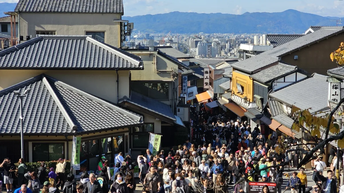 清水寺から見下ろした清水坂の写真。2025年11月15日の11時ごろで、坂の道が観光客で埋まっている