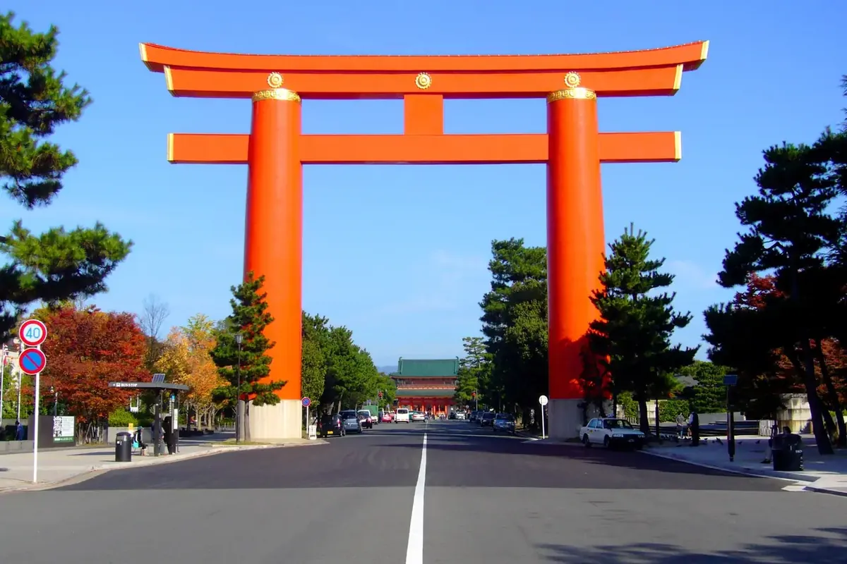 平安神宮前（会場）の、広い道路をまたぐ朱色の大鳥居と、両側の松並木、道の奥に見える門の写真