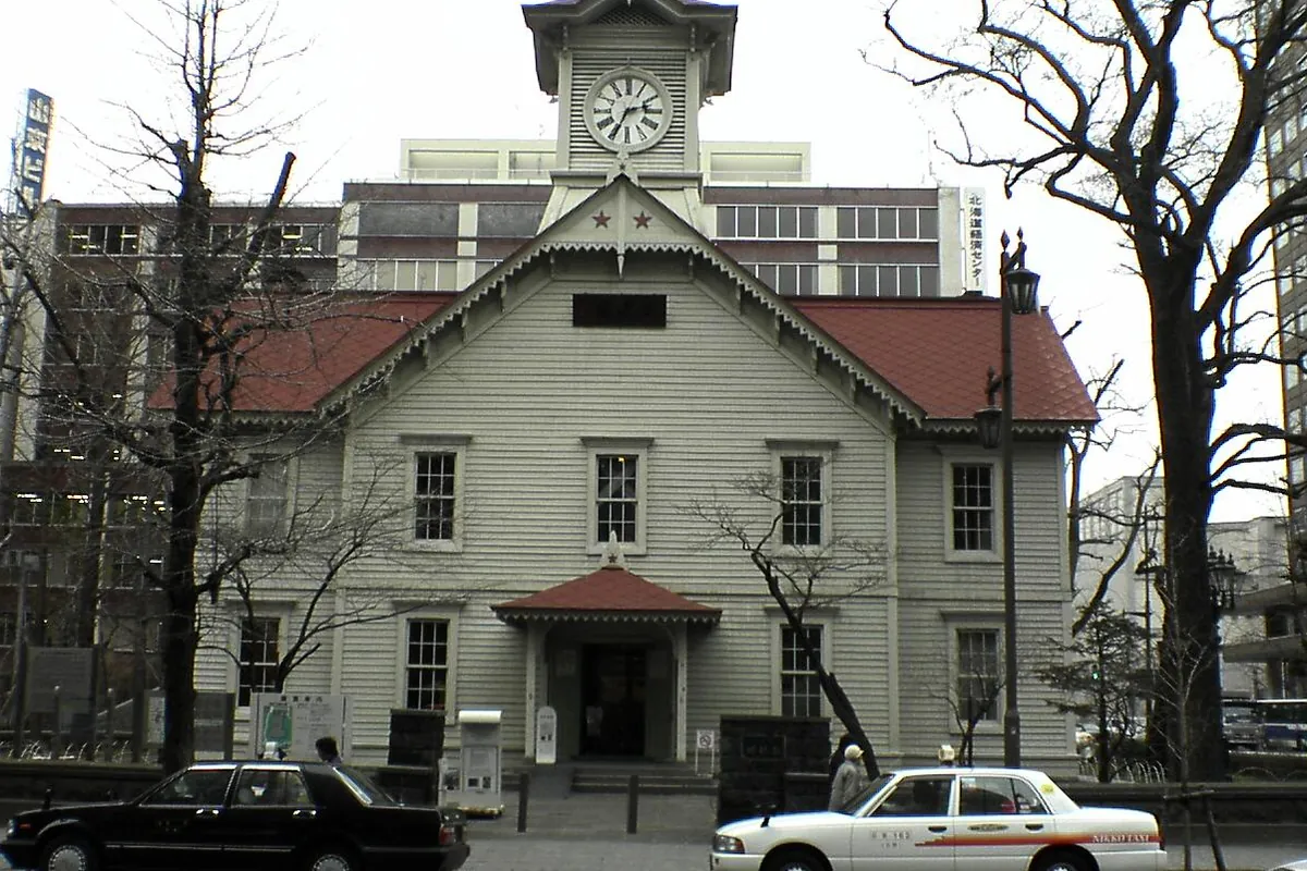赤い屋根と時計塔を持つ洋風建築の札幌市時計台を正面から見た外観の写真