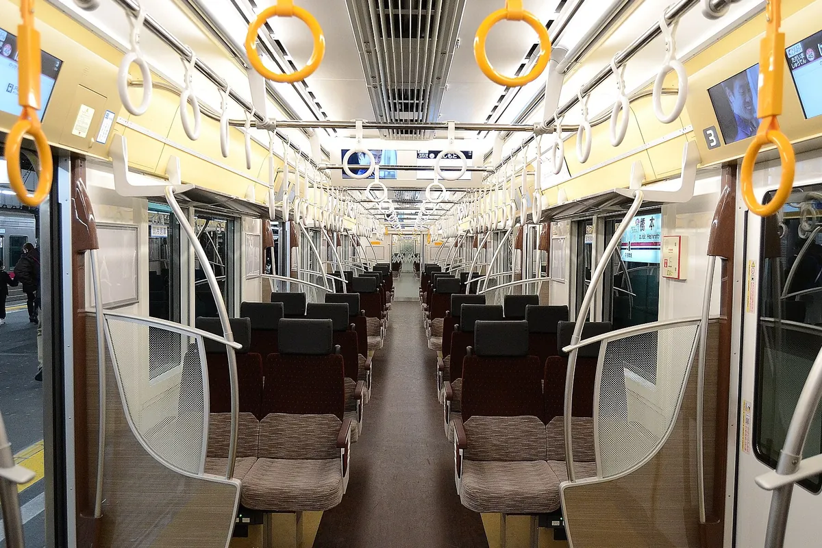 京王線の座席指定車両の車内で、行き先表示に「橋本」と出た空席のクロスシートが並ぶ様子の写真