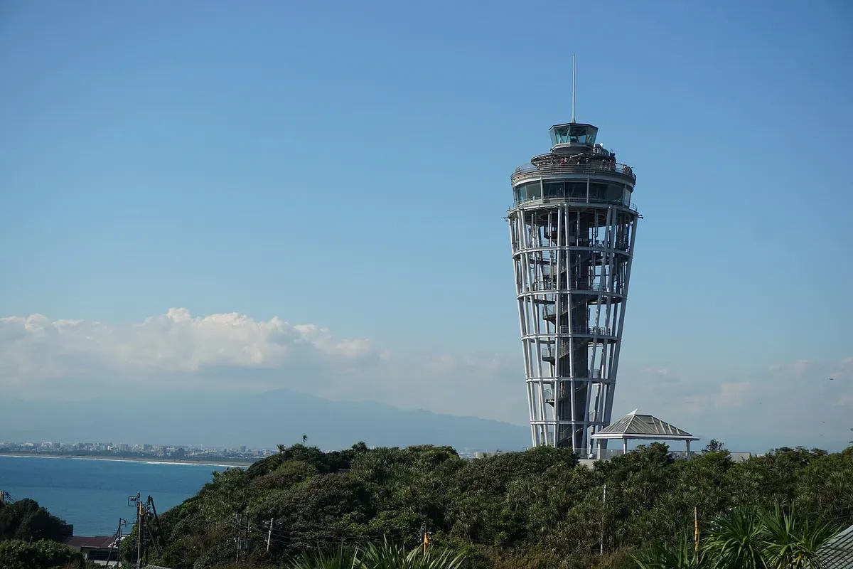 江の島の高台に立つ展望灯台の江の島シーキャンドルを、海を背に昼に写した写真