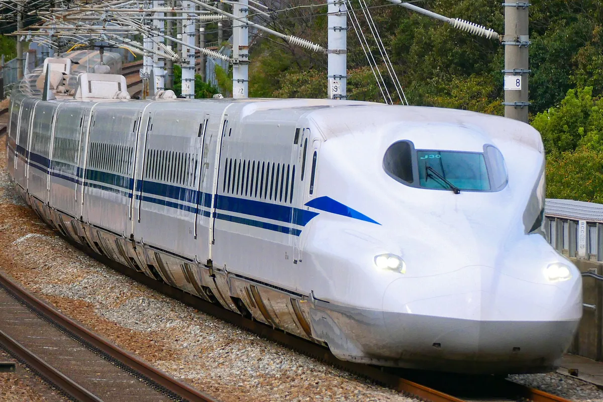 東海道新幹線のN700S車両が先頭car両を見せて線路上を走行している様子の写真