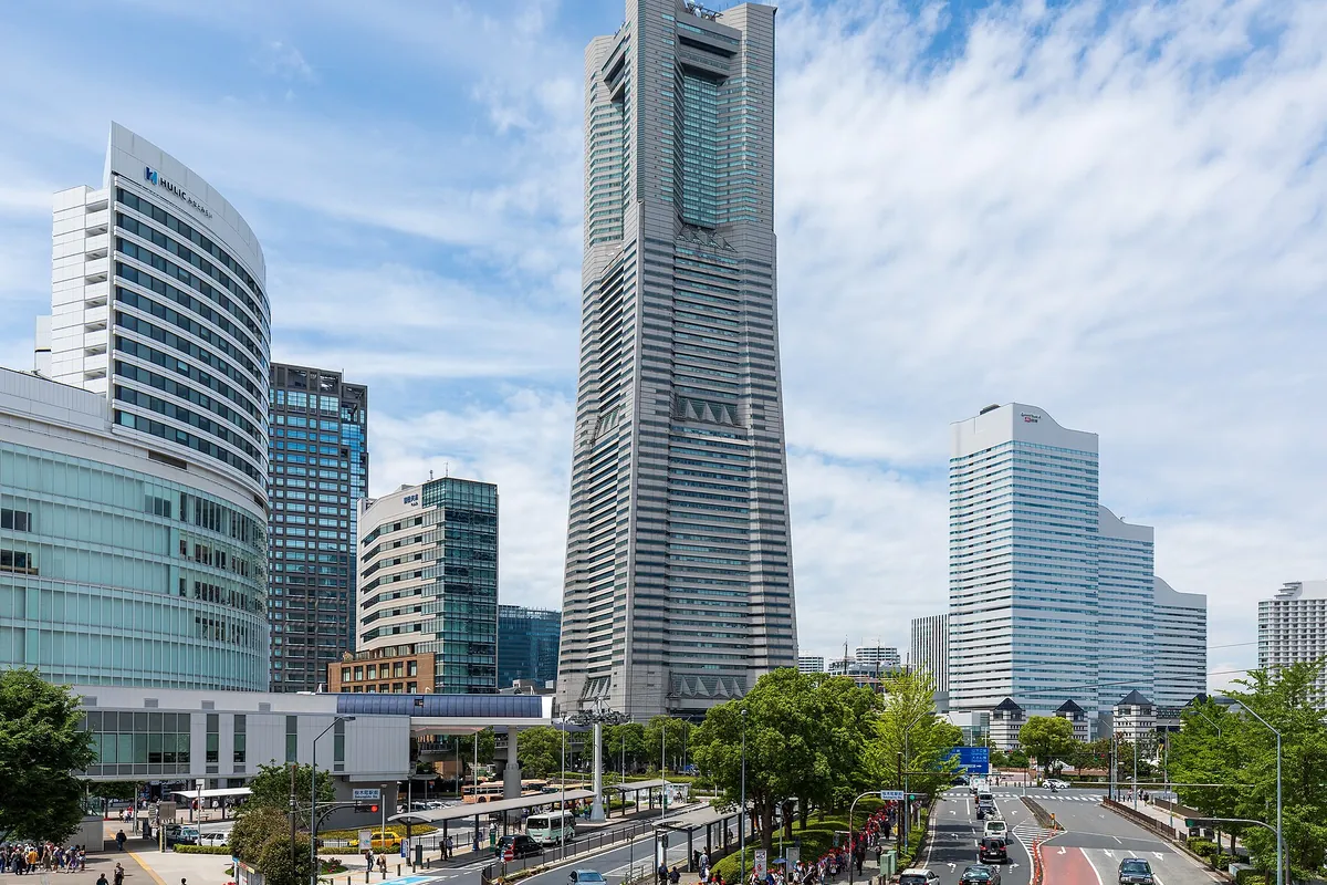 横浜ランドマークタワーを中心に、みなとみらい地区の高層ビル群が立ち並ぶ街並みの写真