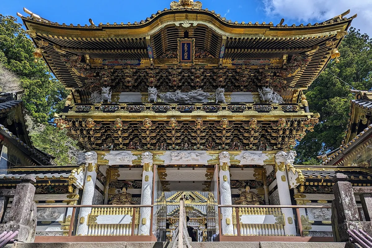 日光東照宮の金色の装飾と彫刻が施された陽明門を正面下から見上げた写真