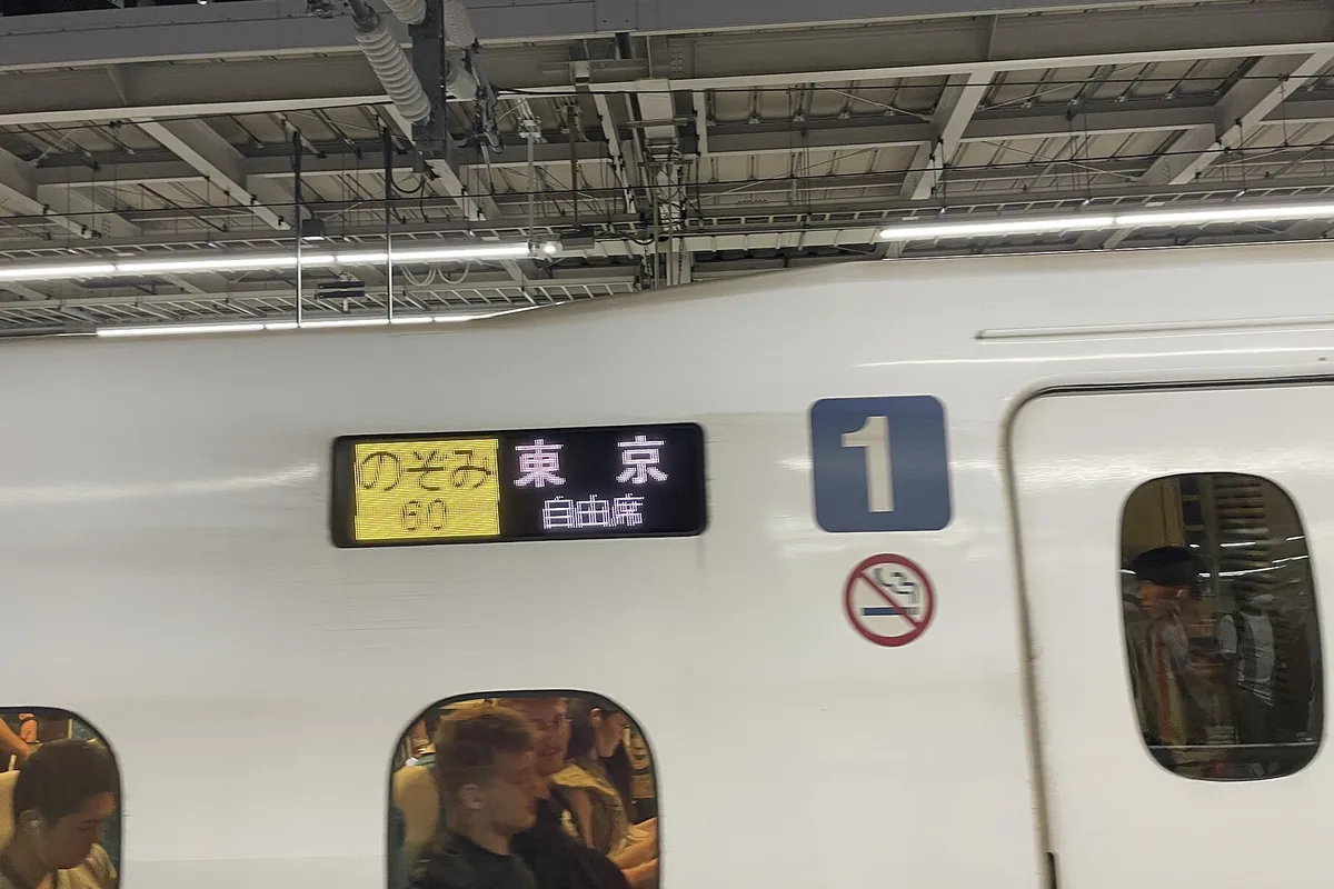 新幹線の車体側面に「のぞみ60 東京 自由席」と表示された案内表示と禁煙マークが写る写真