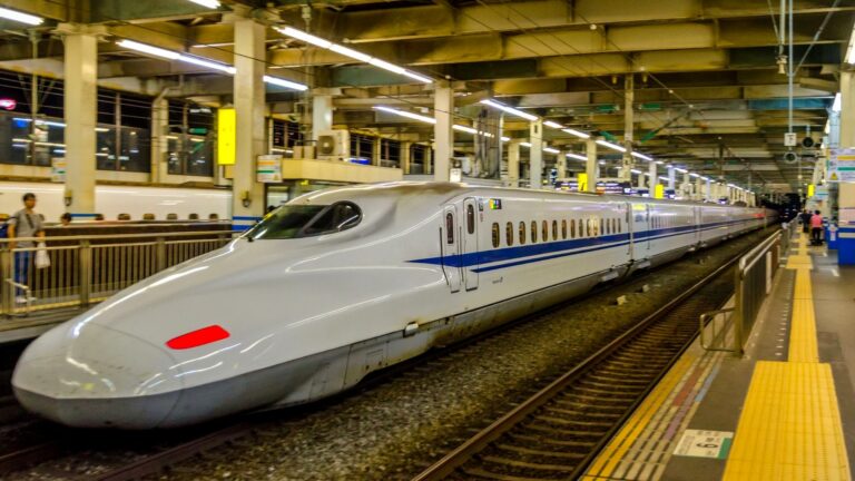 新幹線が止まった日の臨時列車に指定席はいつから？EXと窓口の違い