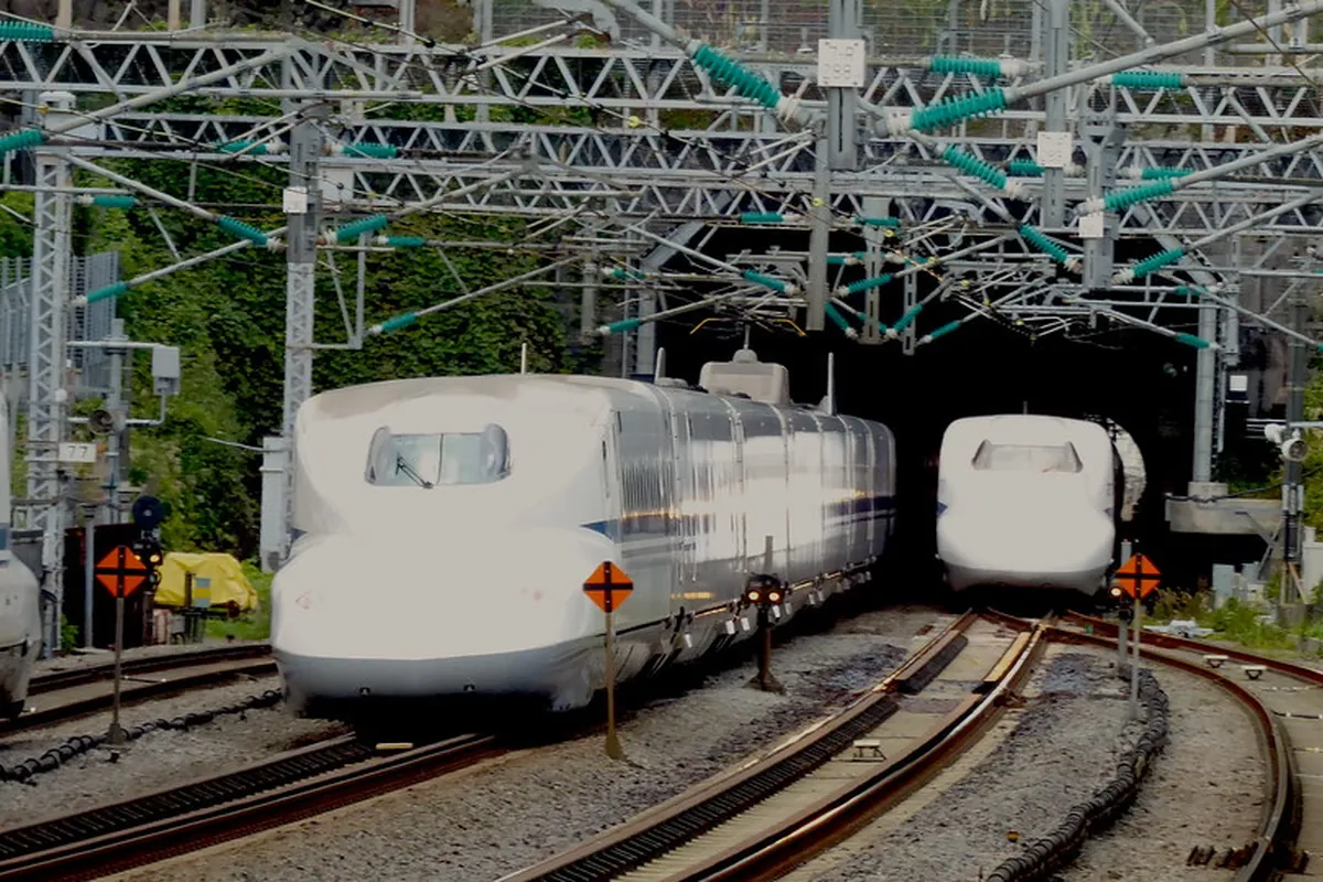 トンネルの入口付近の線路で、2編成の新幹線がすれ違う様子を正面から写した写真。
