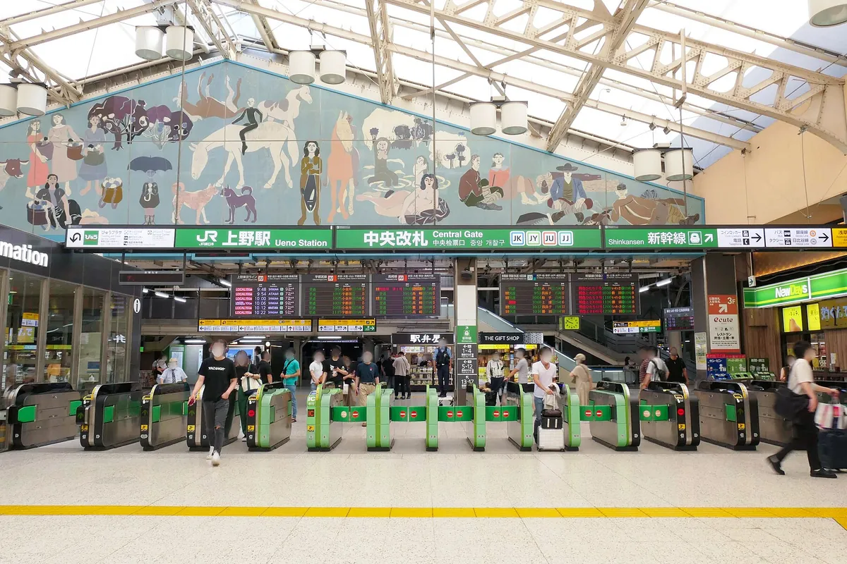 JR上野駅の中央改札口で、自動改札機が並び利用客が行き来する様子の写真