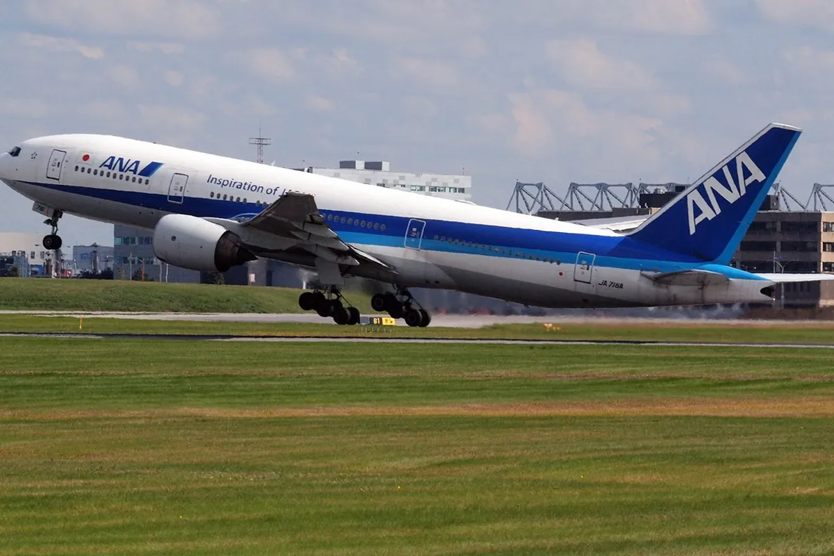 「ANA」のロゴと日の丸が描かれた旅客機が、滑走路から離陸する様子の写真