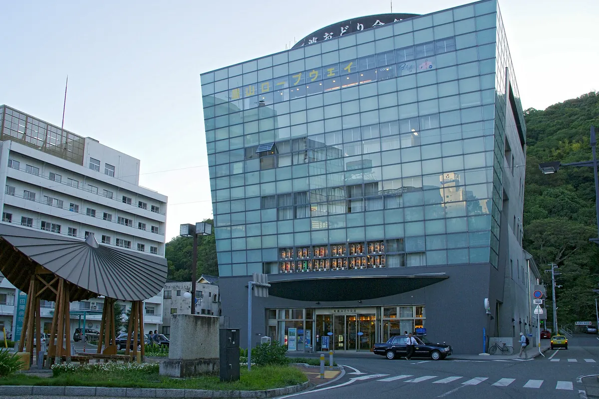 ガラス張りの建物の壁面上部に「阿波おどり会館」と書かれた看板が見える建物外観の写真