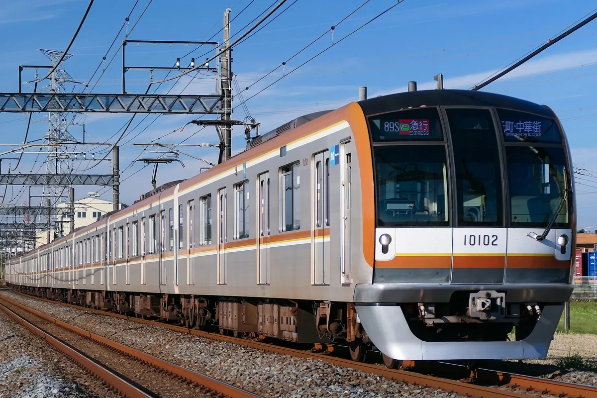 東京メトロの10000系車両が「急行 元町・中華街」行きとして高架の線路を走る様子の写真