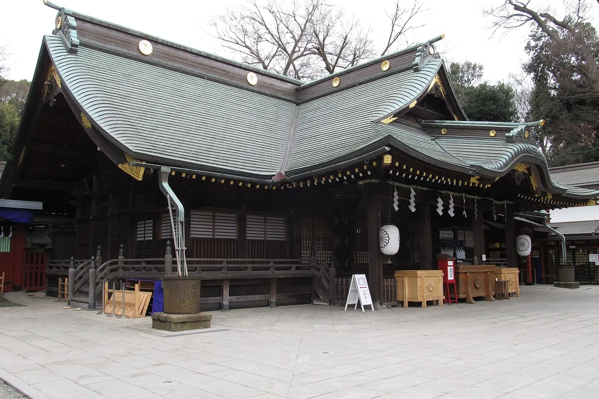 大國魂神社の、金色の装飾と緑色の屋根を持つ木造の社殿を正面から撮影した写真