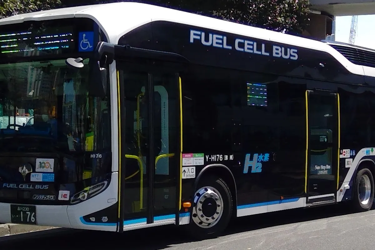 「FUEL CELL BUS」と書かれた燃料電池式の都営バスの車体を横から撮影した写真