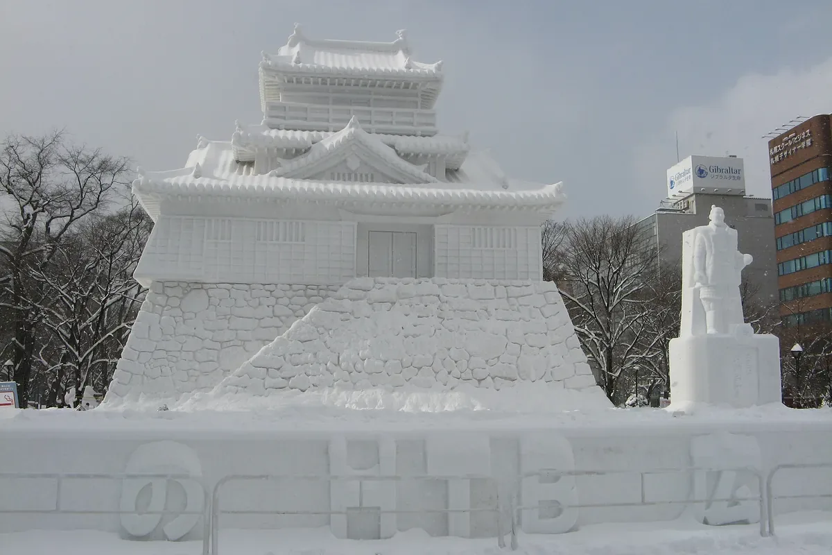 さっぽろ雪まつりの大通会場に作られた、城をかたどった大雪像を昼に写した写真